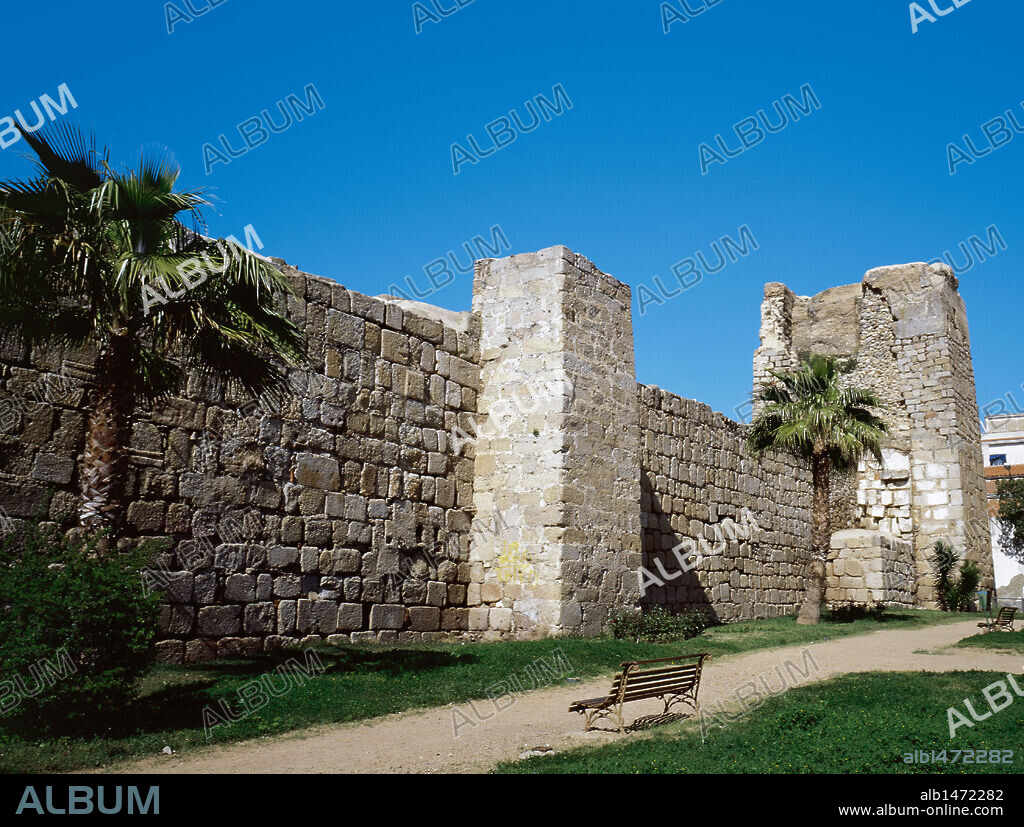EXTREMADURA. MERIDA. Vista parcial de las MURALLAS DE LA ALCAZABA MUSULMANA, construida en el año 835 de la Era Cristiana. Provincia de Badajoz. España.