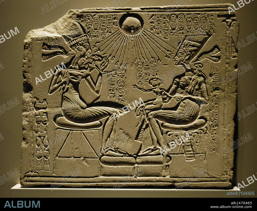 ARTE EGIPCIO. EGIPTO. ALTAR DE UNA CASA con la REPRESENTACION DEL FARAON AMENOFIS IV AKHENATON, SU ESPOSA NEFERTITI Y TRES DE SUS HIJAS (h. el 1350 aC). IMPERIO NUEVO. DINASTIA XVIII. Museo Egipcio (Altes Museum). BERLIN. Alemania.