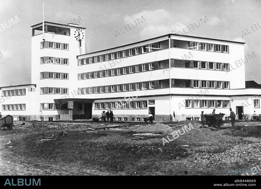 TYSKLAND FRANKFURT 1930. Orig. bildtext... DAS FRANKFURTER "HAUS DER JUGEND". Am 1. Juni wird in Frankfurt a/M das nach den Plänen von Architekt Fr. Thyriot B.D.A. erbaute Frankfurter "Haus der Jugend", Südwestdeutschlands grösste und schönste Jugendherberge, eröffnet. Durch die Vereinigung einer Gross-Jugendherberge mit einem modernen örtlichen Jugendheim ist hier eine völlig neue Stätte jugendpflegerischer Arbeit entstanden. Die neue Jugendherberge in Frankfurt a/M. Orig. bildtext... "DAS HAUS DER JUGEND" IN FRANKFURT AM MAIN. Am 1. Juni wird in Frankfurt am Main durch die Spitzen der Provinz-Behörden ein imposanter Bau, der nach den Plänen des Architekten Fr. Tyriot aufgeführt wurde, seiner Bestimmung als Gross-Jugendherberge übergeben. Das neue haus ist ausserordentlich modern eingerichtet. Es enthält nicht nur annähernd 350 Betten für Wandergruppen, eine Grossküchen-Anlage mit speiseraum für 250 Personen, sondern auch einen Festsaal mit Kino und Bühneneinrichtung für 500 Besucher, sowie Wasch- und Brauseräume und modern eingerichtete Wannenbäder. - Unser Bild zeigt die moderne Jugend-Pflegestätte Südwestdeutschlands. Foto: Atlantic Photo-Gesellscahft / AB Text & Bilder / SVT / Kod: 5600 Mapp: Funktionalismen Tyskland 2637 C2 Exteriör Fasader Ungdomshem Byggnaden ritades av arkitekt Franz Thyriot och uppfördes 1929-1930 sites: FRANKFURT AM MAIN;TYSKLAND PhotoDate:1930-??-??.