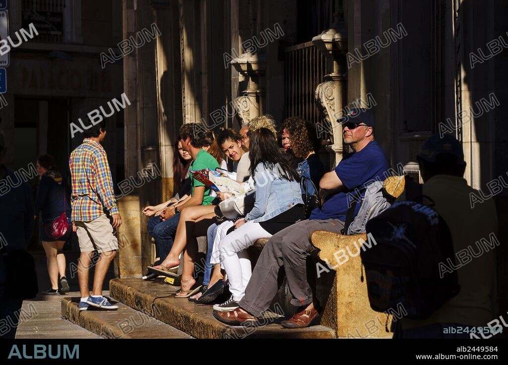 banco de los Sinofos frente a la fachada del ayuntamiento, plaza de Cort, Palma, mallorca, islas baleares, Spain, europa.