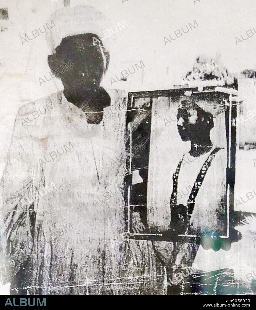 Husain Abdel Rassoul in 1992, holding his child portrait. Hussein Abdel Rassoul, 82. holds a photo of? himself taken 70 years before showing him wearing a pendant worn by King Tutankhamen. Abdel- Rasoul's father and Howard Carter discovered Tutankhamen's tomb in 1922. Husain Abdel Rassoul was 12 years of age when he attended the discovery of the tomb designated as KV 62.