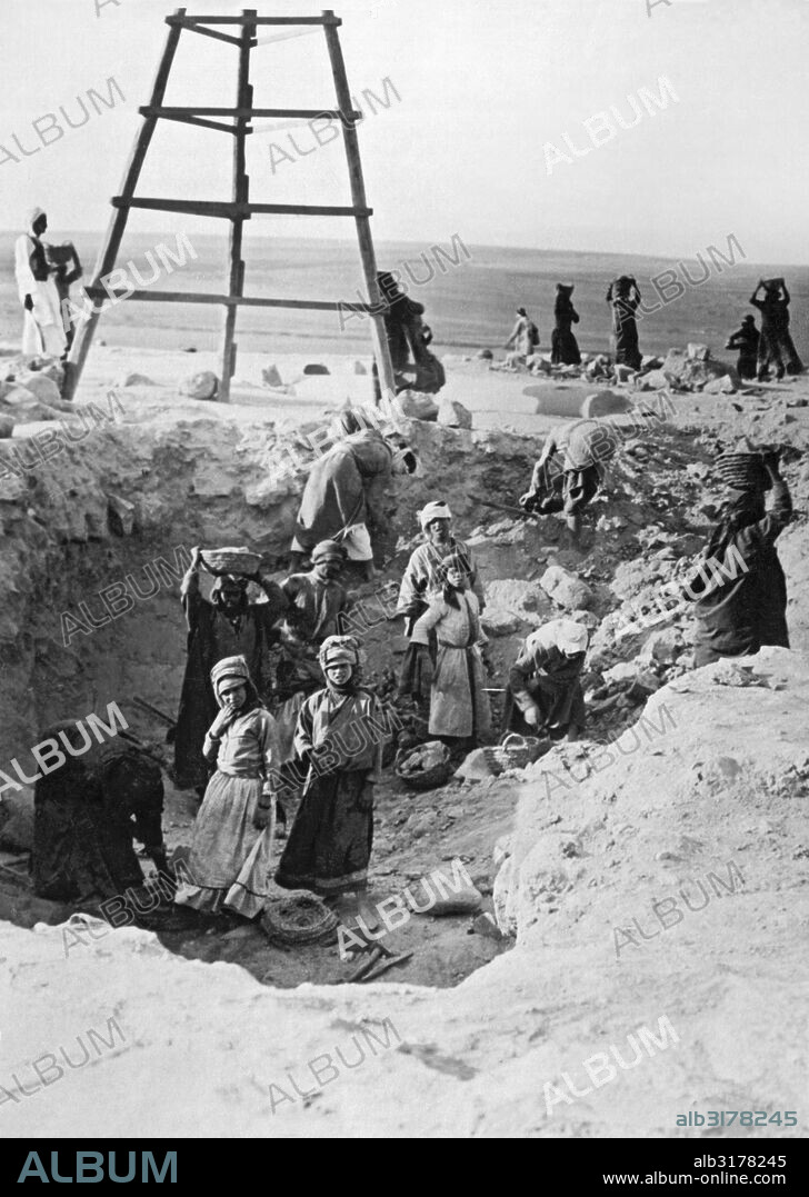 Palestine:  c. 1922 U. of P. archeological excavations at Fell El-Huen in Palestine.   © Underwood Archives / The Image Works.