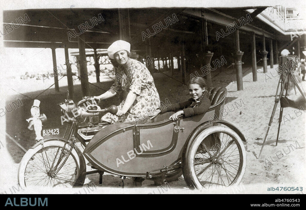 Femme sur une moto et sa fille dans un side-car; Etatas Unis annees 20 - 30 . Photo de famille, carte postale photographique, vers 1925. Credit IM/KHARBINE TAPABOR.