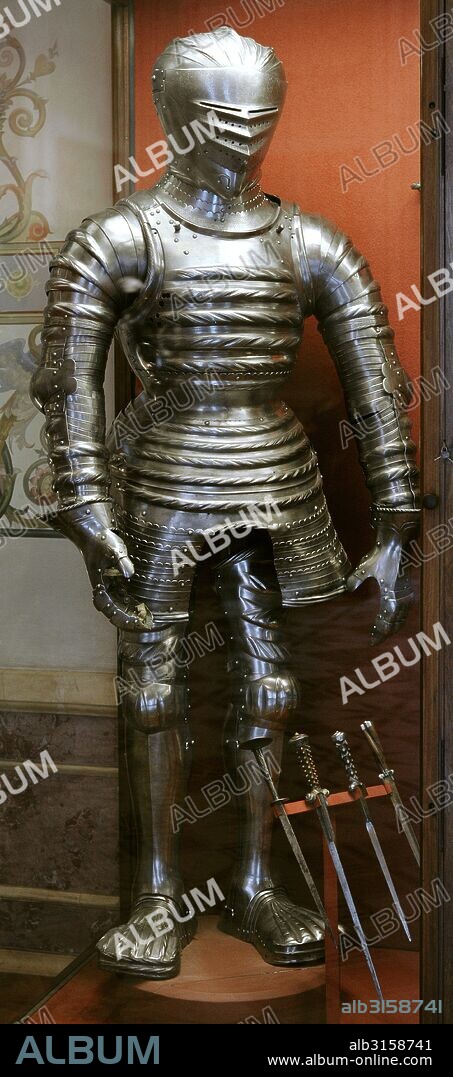 Edad moderna. Armadura abombada. Probablemente por Hans Rabeiler. 1510-1515. Innsbruck, Austria. Dagas, siglo XVI. Sala de los Caballeros. Arsenal. Museo del Hermitage (The State Hermitage Museum). San Petersburgo. Rusia.