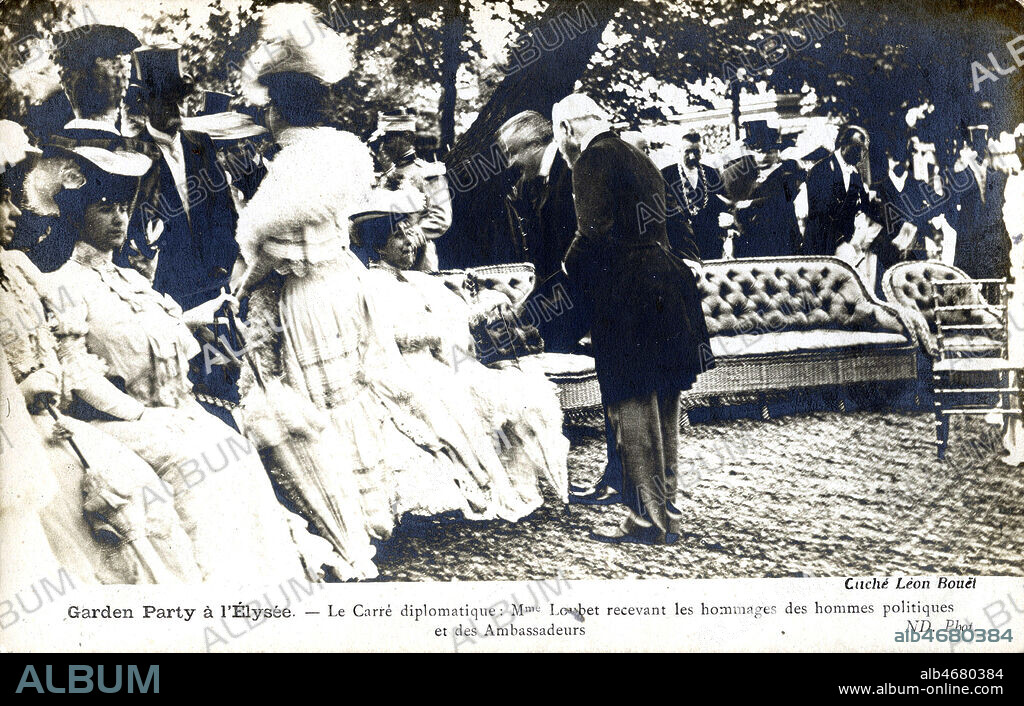 Garden Party a l'Elysee. Le Carre diplomatique. Mme Marie-Louise LOUBET (1843-1925) recevant les hommages des hommes politiques et des ambassadeurs. Photographie de Leon BOUET pour une carte postale vers 1900. Credit : IM/Kharbine-Tapabor.