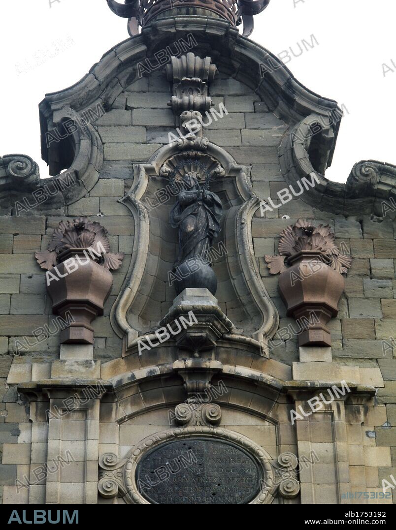 ARTE S. XVIII. ESPAÑA. UNIVERSIDAD. Construida a partir del Decreto de Nova Planta (1716). Fue proyectada por los ingenieros militares François Montaigu y Alexandre de Retz, también intervinieron Francesc Soriano y Pedro Martín Cermeño. Conjunto monumental. Detalle de la parte superior de la fachada exterior barroca. CERVERA. Provincia de Lleida. Cataluña.