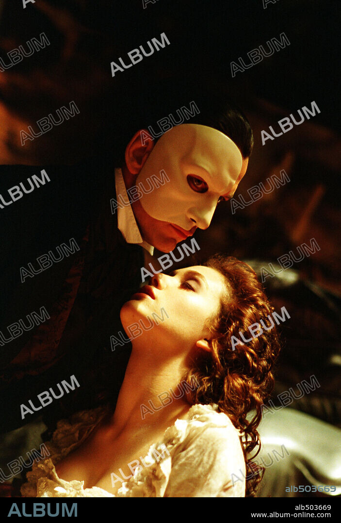 EMMY ROSSUM and GERARD BUTLER in THE PHANTOM OF THE OPERA, 2004, directed by JOEL SCHUMACHER. Copyright WARNER BROS. PICTURES / BAILEY, ALEX.
