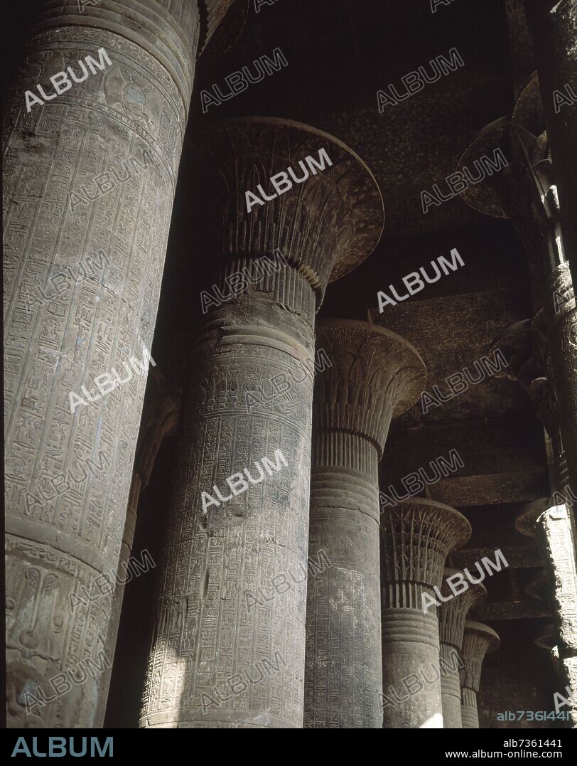 COLUMNAS DE LA SALA HIPOSTILA - FOTO AÑOS 80.