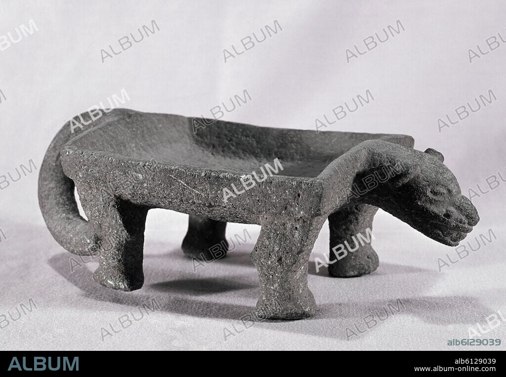 METATE O PIEDRA DE MOLER CON FORMA DE JAGUAR-PROCEDE DE GUAPILES (COSTA RICA) - 1000-1500.