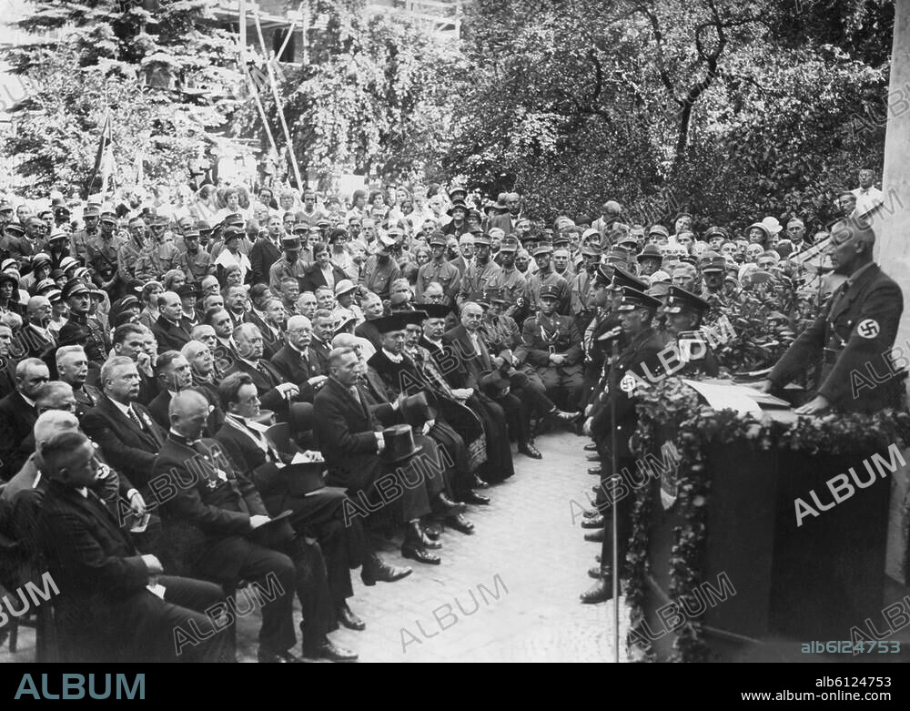 Frick, Wilhelm; Politiker (NSDAP; 1933-43 Reichsinnenminister); 1877-1946. - Reichsinnenminister Frick bei einer Ansprache anläßlich der Luther-Festtage in Wittenberg (1. Reihe, Mitte, v. l., Reichsbischof Müller, der lutherische Erzbischof von Schweden, Dr. Erling-Eidem und Finanzminister Schwerin-Krosigk). Foto, undat.