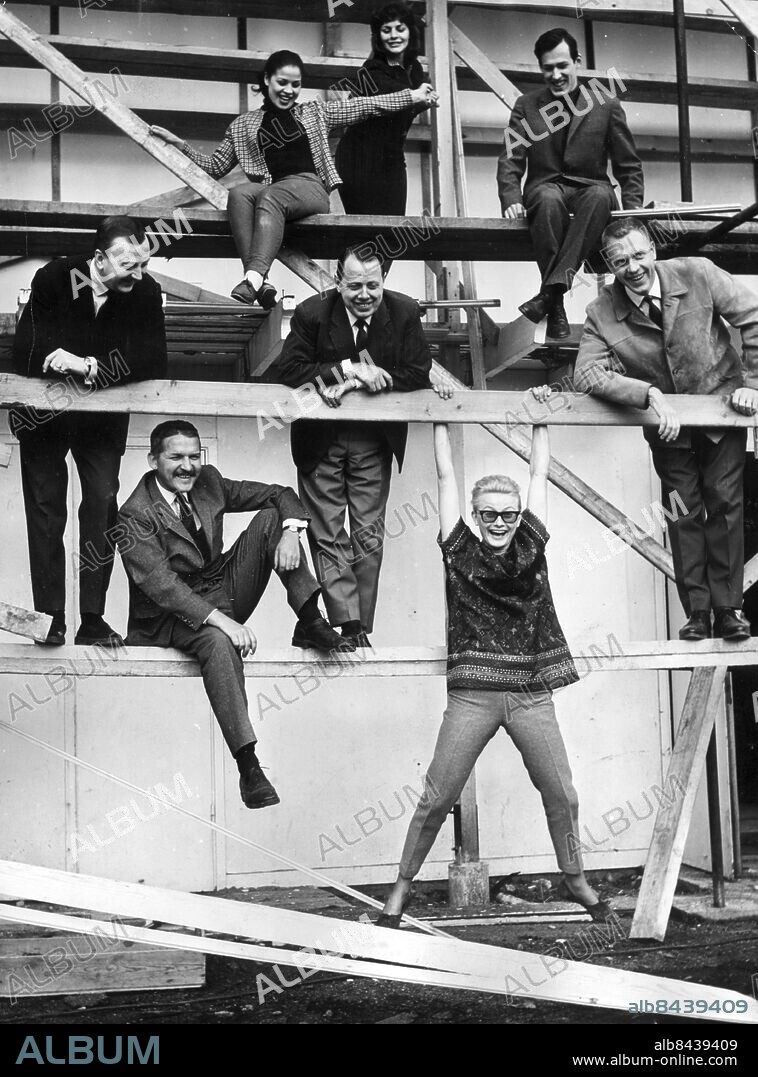 ARKIV 1962 - I ensemblen i revyn Gröna Hund på teater Narren på Gröna Lund ingår bla Monika Zetterlund (längst fram), Hasse Alfredson sittande längst ner), Mille Schmidt, Tage Danielsson (stående längst till höger) och Lizzie Alandh (stående längst upp). Foto: Text & Bilder / SVT / Kod: 32280 SCANPIX SWEDEN.