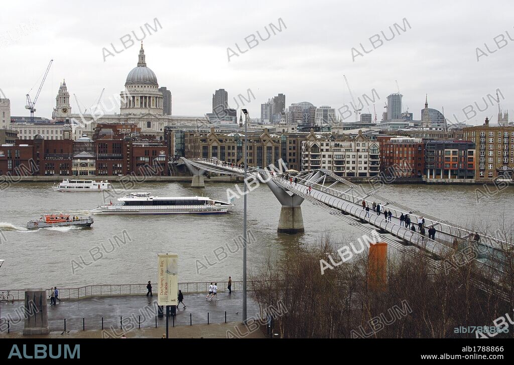 INGLATERRA. LONDRES. Vista del PUENTE DEL MILENIO (Millennium Bridge) sobre el rio Tamesis con la Catedral San Pablo al fondo. Fabricado en acero, fue diseñado por Arup, Foster and Partners y Sir Anthony Caro. Su construcción se inició en 1998 y se abrió definitivamente al público en el 2002. Vista desde la Tate Modern. Reino Unido.
