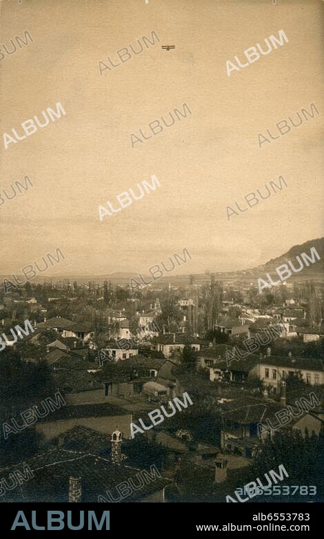 Geschichte / Erster Weltkrieg / Balkan.-"Deutscher Flieger über Prilep" ( Doppeldecker der deutschen Luftwaffe über Prilep, Mazedonien).-Fotopostkarte, undat. Aus dem privaten Album "Zur Erinnerung an meine Kriegsfahrten auf dem Balkan während des Weltkrieges 1914-1918 / Martin Jacob, Königl.Sächs.Difunka 79".