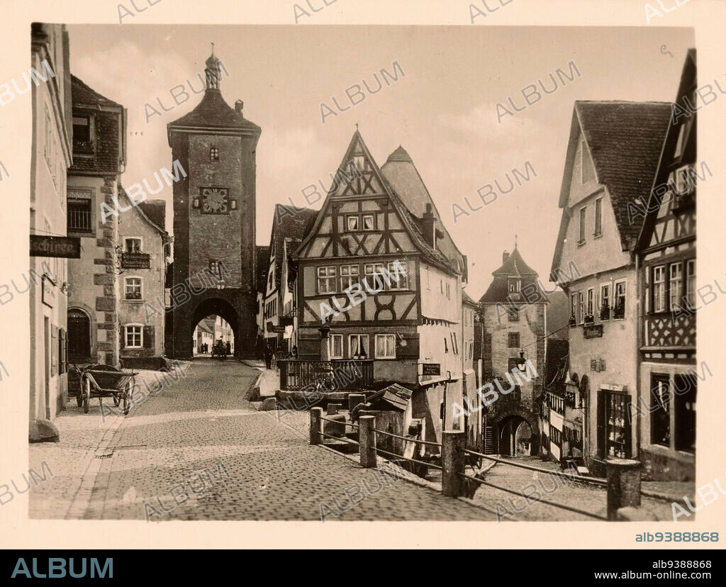 View of the Plönlein in Rothenburg ob der Tauber, Rothenburg ob der Tauber - Plönlein (title on object), anonymous, Rothenburg ob der Tauber, c. 1940 - c. 1960, photographic support, gelatin silver print, height 71 mm × width 92 mm.