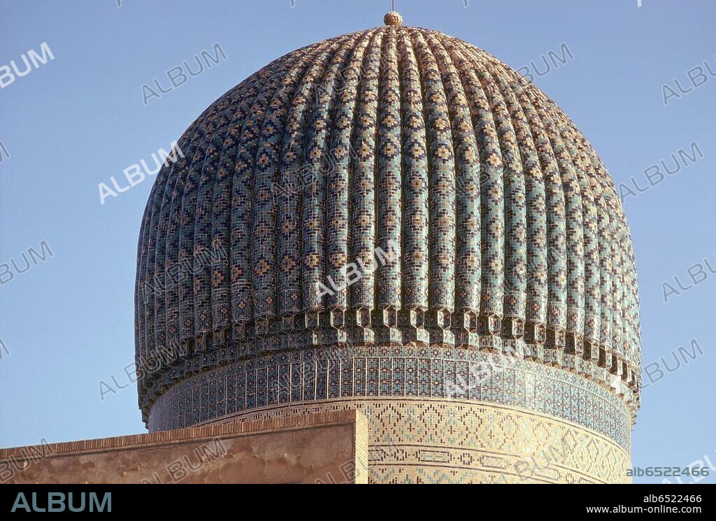 Samarkand / Samarqand (Usbekistan), Gur-Emir-Mausoleum (Mausoleum Timur Lenks und anderer Timuriden; begonnen um 1400 für Timurs Enkel Muhammad-Sultan; vollendet 1404/05).-Teilansicht: Kuppel des Mausoleums mit polychromem Fliesenmosaik.-Foto, 1972.