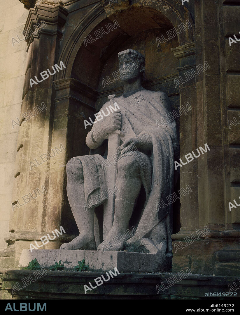 GERARDO ZARAGOZA (1902-1985). FRUELA I REY CAUDILLO DE ASTURIAS (757-768) EN EL JARDIN DE LOS REYES CAUDILLOS DE ASTURIAS- FOTO AÑOS 70.