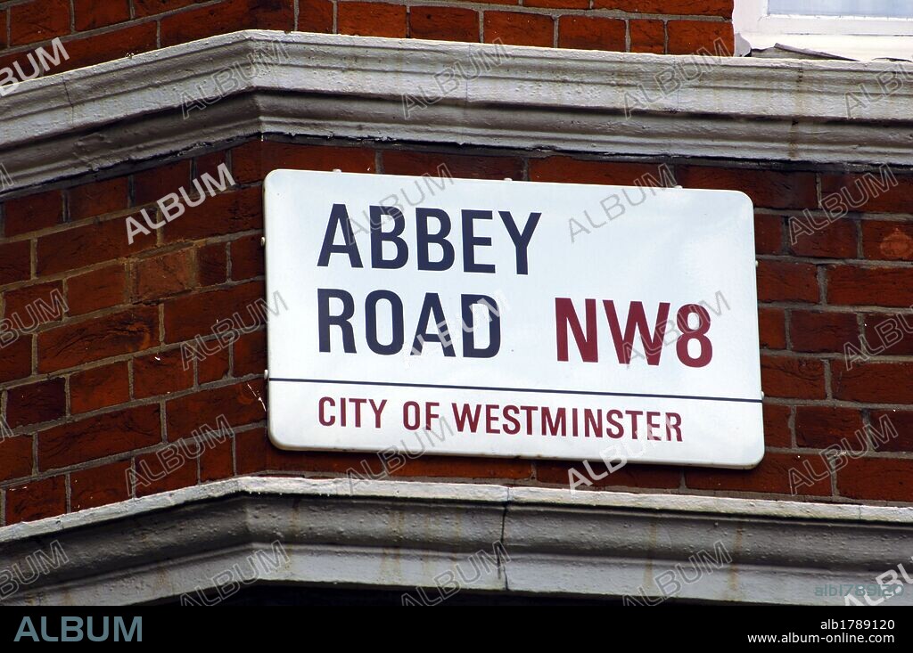 NOMENCLATOR de la calle"ABBEY ROAD"famosa por el álbum del mismo nombre que editaron"THE BEATLES"en el año 1969. Londres. Inglaterra. Reino Unido.