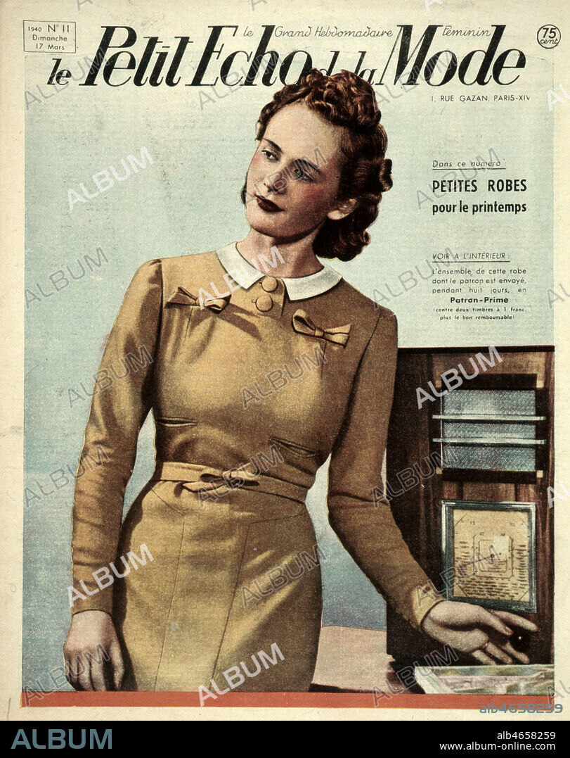 Femme en robe devant une radio. Couverture du Petit Echo de la Mode du 17/03/1940. Magazine feminin presse feminine annees 40. Credit : Collection KHARBINE-TAPABOR.