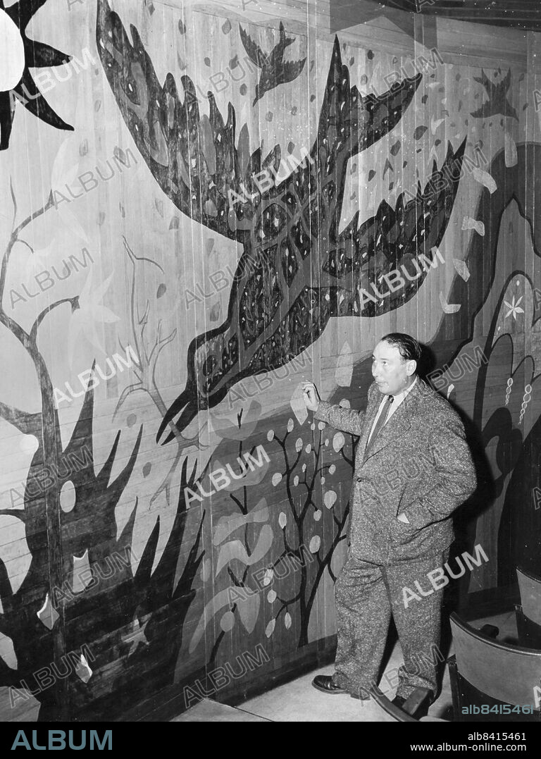 Stockholm 1952-05-05. Biograf Forum i Årsta. Konstnären Uno Vallman vid sin väggmålning i Forumbiografen.. Foto: Carl-Erik Sundström / DN / TT / Kod: 59. ** SvD OUT **.