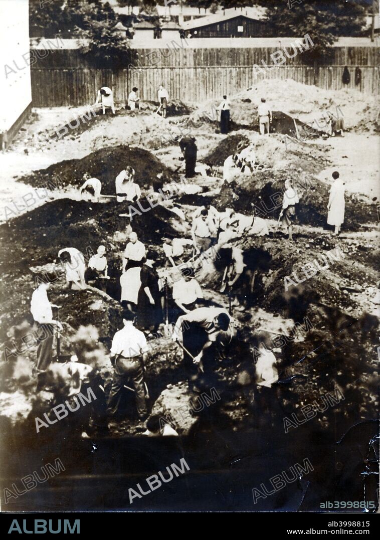 Trench digging, Warsaw, Poland, World War II, September 1939. Making preparations to fight the invading German armies. Nazi Germany invaded Poland on 1 September 1939, with German units reaching the suburbs of the city on 8 September. Polish forces in Warsaw surrendered on 27 September.