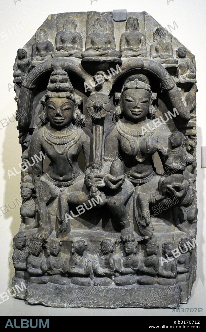 Mitología Hinduísta: Iaksa (espíritus de la naturaleza, tutores de los tesoros naturales escondidos en la tierra) y Iaksi (espíritu femenino de la naturaleza) sentados. Realizado en pilita. Finales de la Dinastía Pala, siglo XII. Museo de Arte Popular (Museum für Völkerkunde), Berlin. Alemania.