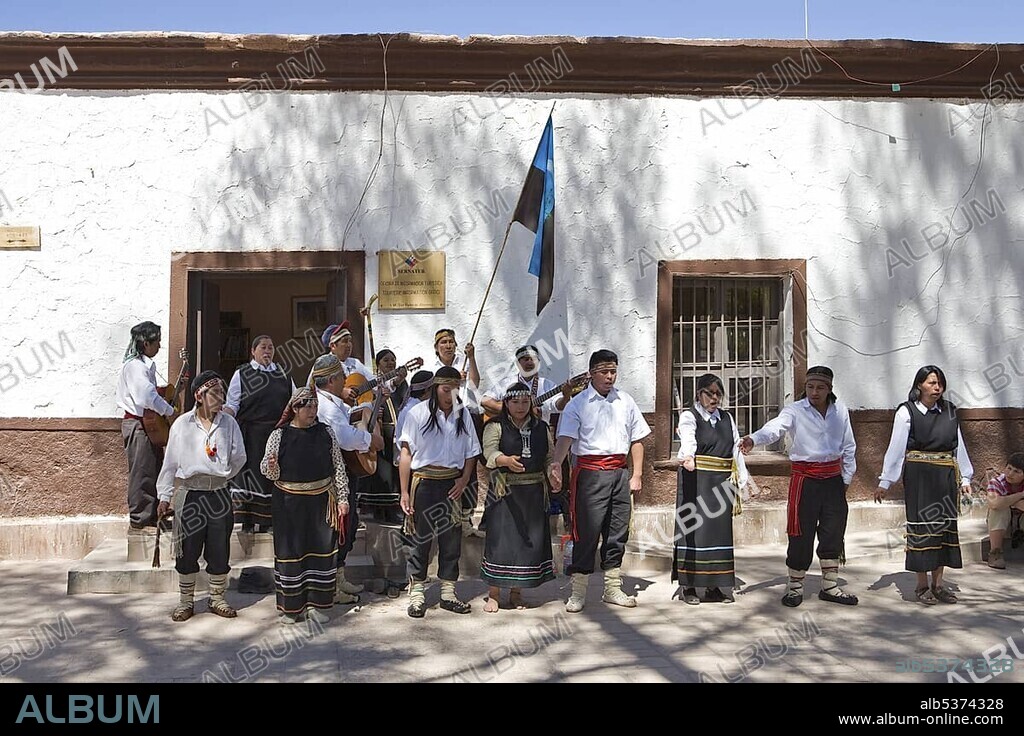Mapuche Indians performing a dance, San Pedro de Atacama, Región de Antofagasta, Chile, South America