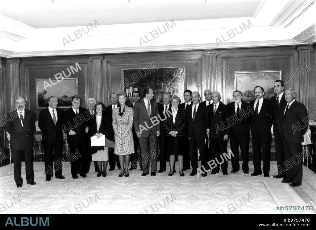 23 noviembre 1993. Sus Majestades los Reyes Recibieron en audiencia en el palacio de la Zarzuela al patronato de la fundación de la cruz Roja.