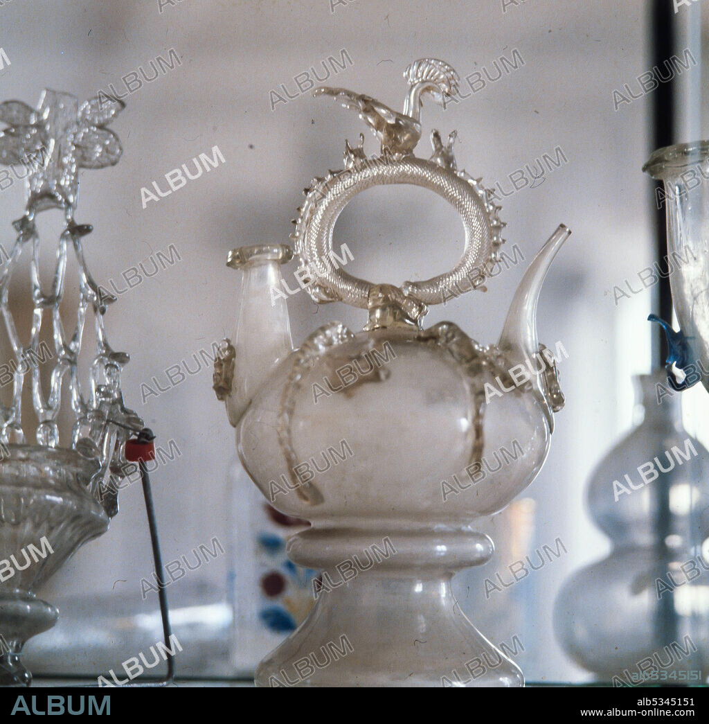 Vidrio catalán, siglo XVIII. Museu de la Garrotxa, Olot.