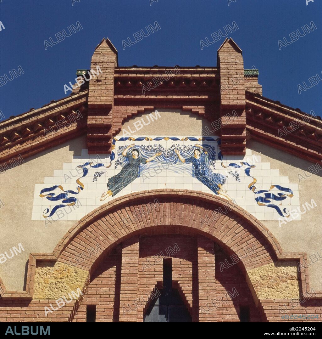 CÈSAR MARTINELL I BRUNET. Fachada de la cooperativa agrícola de Pinell de Brai. Obra modernista del arquitecto Cèsar Martinell, con friso de Xavier Nogués.