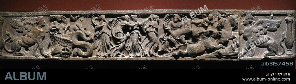 Arte romano. Sarcófago con la representacion del mito del rapto. Hades, diós del inframundo, raptando a Perséfone (Proserpina romana), hija de Demeter. Tercer cuarto del siglo II d. C. Mármol. Museo del Hermitage (The State Hermitage Museum). San Petersburgo. Rusia.