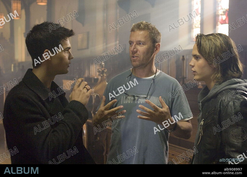 RENNY HARLIN, STEVEN STRAIT and TAYLOR KITSCH in THE COVENANT, 2006, directed by RENNY HARLIN. Copyright SCREEN GEMS/ALLUMINATION FILMWORKS/COLUMBIA TRISTAR FILMS / WENK, JONATHAN.