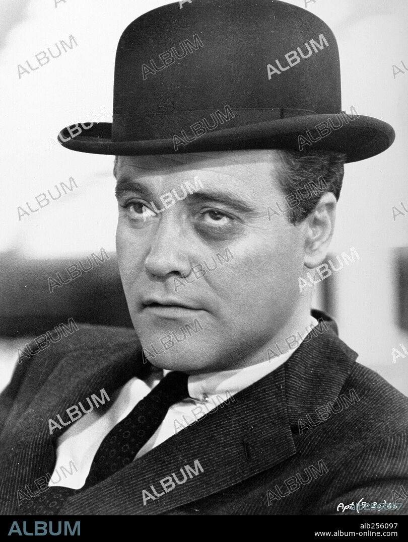 BLACK EYE and JACK LEMMON. JACK LEMMON in THE APARTMENT, 1960, directed by BILLY WILDER. Copyright UNITED ARTISTS.