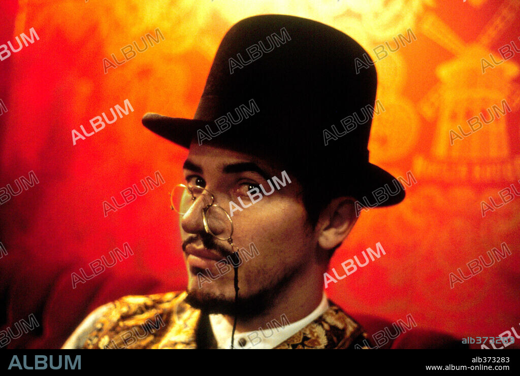 JOHN LEGUIZAMO in MOULIN ROUGE, 2001, directed by BAZ LUHRMANN. Copyright 20TH CENTURY FOX / UNWERTH, VON.