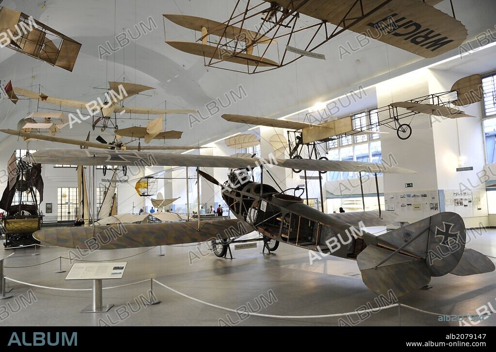 Sala dedicada a la historia de la aviación. Réplicas de distintos modelos. Entre ellas, el Rumpler C. IV y el Wright Modelo A, de los hermanos Wright. Deutsches Museum (Museo de la Ciencia y la Tecnología). Munich. Alemania. Europa.