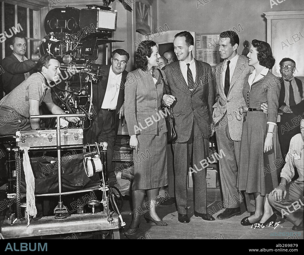 JOHN FORSYTHE, LORETTA YOUNG and RUSSELL METTY in IT HAPPENS EVERY THURSDAY, 1953, directed by JOSEPH PEVNEY. Copyright UNIVERSAL PICTURES.