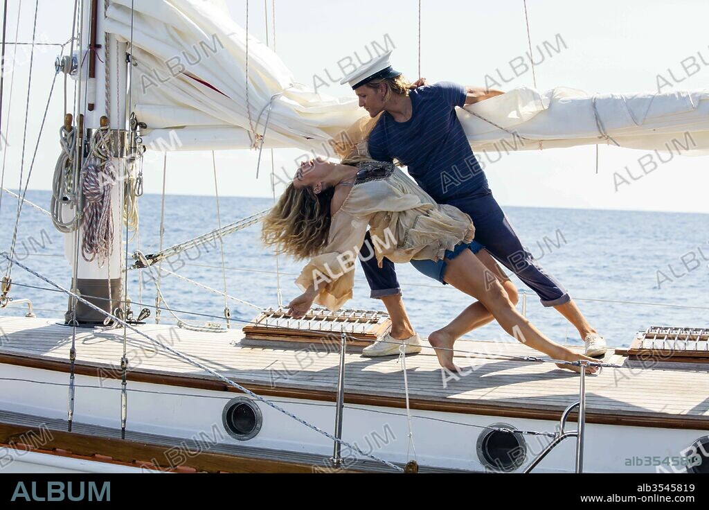 JEREMY IRVINE and LILY JAMES in MAMMA MIA! HERE WE GO AGAIN, 2018, directed by OL PARKER. Copyright Legendary Entertainment/Universal.