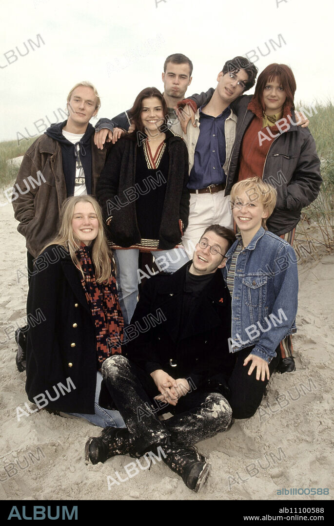 TANJA / TV series D 1996-1999 / Berengar Pfahl Picture: back- MIRCO ZIEGLER (Chris), KATHARINA WACKERNAGEL (Tanja), PATRICK RAHT (Patrick), MAX KELLERMANN (David), LAURA SCHUHRK (Bille). Below: FRANZISKA RIECK (Franziska), TONI BENDT (Toni), CORNELIA RINKE (Cornelia) 10/96 / Headline: TANJA / D 1996-1999.