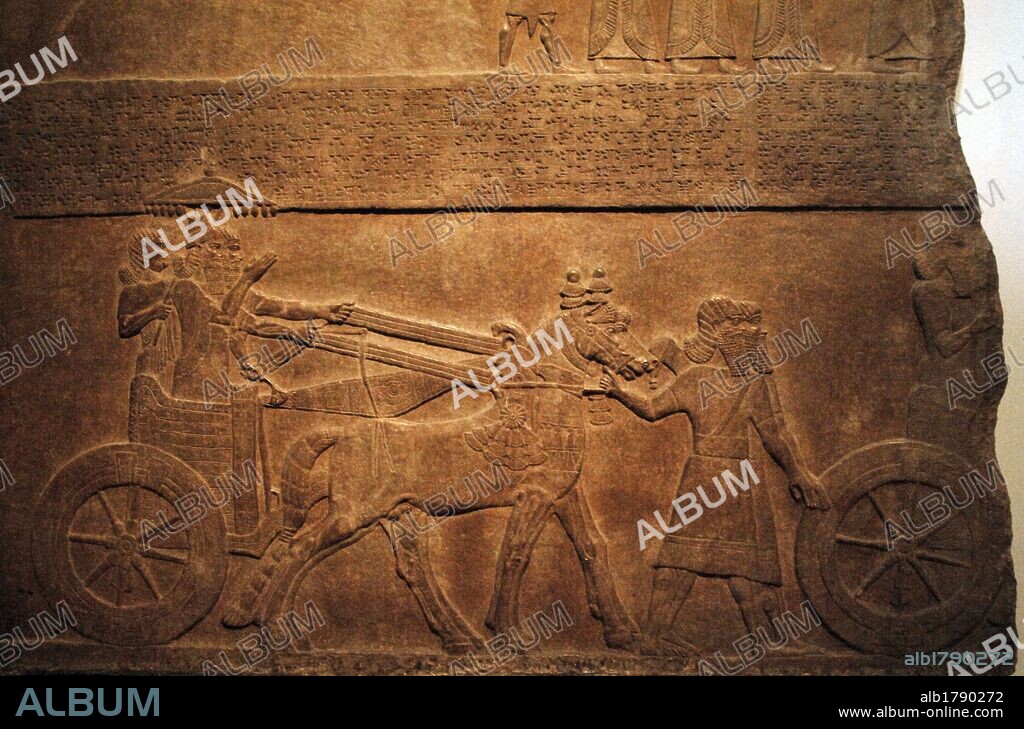 ARTE MESOPOTAMICO-ASIRIO. Relieve con la repre-sentación del REY TIGLATH PILESER III (744-727 a. C) TOMANDO LA CIUDAD DE ASTARTU. El rey aparece en su carro bajo una sombrilla y debajo de una inscripción en cuneiforme que relata sus campañas. Fechado hacia el año 730-727 a. C.. Procede del palacio de Nimrud. Museo Británico. Londres. Inglaterra. Reino Unido.
