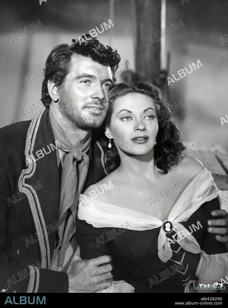 ROCK HUDSON y YVONNE DE CARLO en LOS GAVILANES DEL ESTRECHO, 1953 (SEA DEVILS), dirigida por RAOUL WALSH. Copyright RKO.
