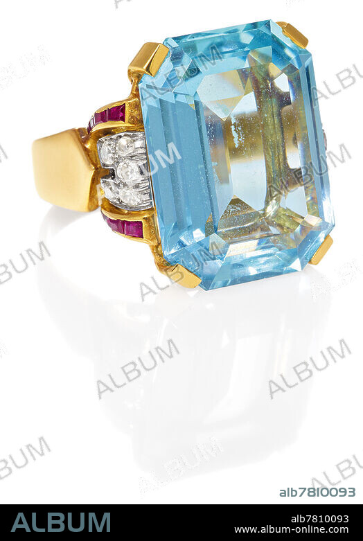 AQUAMARIN-DIAMANT-RING. <br />Mitteleuropa, um 1940. <br /><br />585/- Gelbgold, Gesamtgewicht: 11,0g. EU-RM: 57,5. 10 Diamanten im Alt- und 8/8-Schliff zus.ca. 0,2ct, 1 facettierter Aquamarin im Emerald Cut ca. 18,2ct, feine Farbe. 16 facettierte, winzige Rubin-Karrees.<br />Tragespuren an den Rubinen vorhanden.