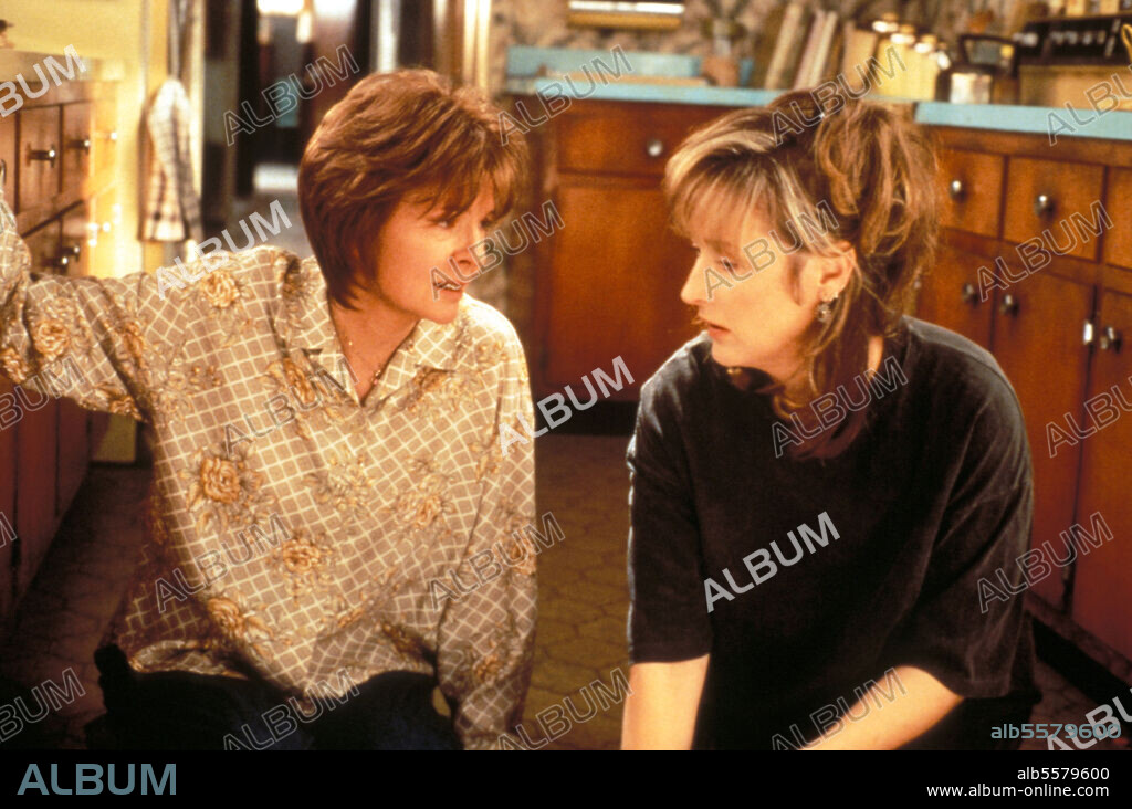DIANE KEATON and MERYL STREEP in MARVIN'S ROOM, 1996, directed by JERRY ZAKS. Copyright MIRAMAX.