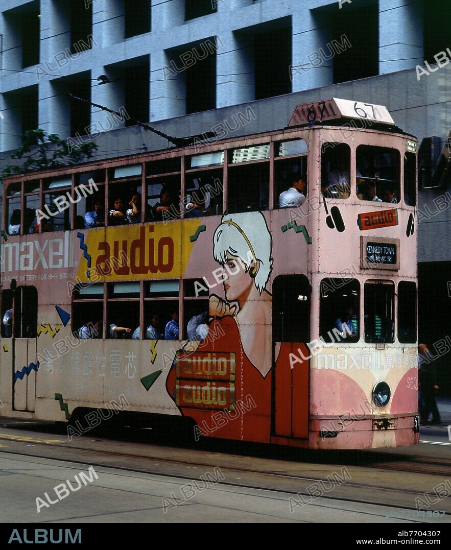 TRANVIA DE DOS PISOS CON DIBUJOS Y ANUNCIOS EN EL EXTERIOR - FOTO AÑOS 90.