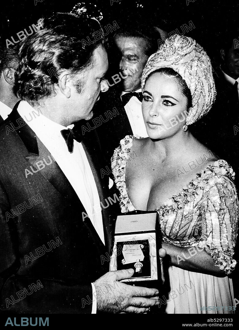 Elizabeth taylor. richard burton. maschere d'argento award. rome. 1966. (Photo by: Marka/Universal Images Group via Getty Images).