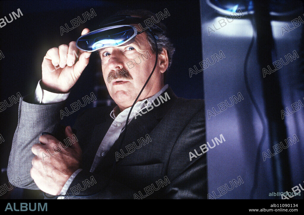 THE CRIMES OF PROFESSOR CAPELLARI / The dead do not remain silent / A successful computer game entrepreneur has shot himself in his villa. Burglar Karl, who found the dead man, seeks help from Capellari. When it turns out that the dead Lackner did not commit suicide, Professor Capellari is once again forced to investigate on his own. In the picture: FRIEDRICH VON THUN (Capellari) / Headline: THE CRIMES OF PROFESSOR CAPELLARI / Germany 2000.