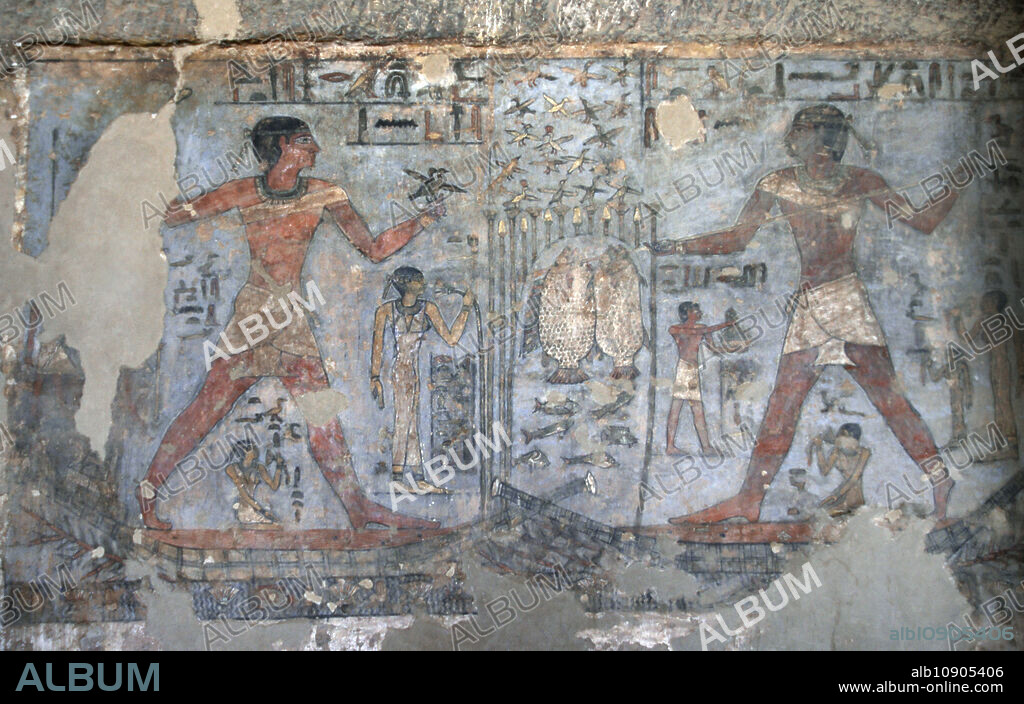 Egipto. Asuán. Necrópolis de los nobles o de Qubbet el-Hawa. Tumbas hipogeos excavadas en las laderas. Pertenecían a altos funcionarios y príncipes del Imperio Antiguo y Medio. Tumba QH 26 del nomarca Sabni. Pintura que representa a Sabni simbólicamente en ambos lados de la misma, entre unos matorrales de papiro que crecen desde el agua. A la derecha, pescando con arpón. A la izquierda, persiguiendo aves volando.