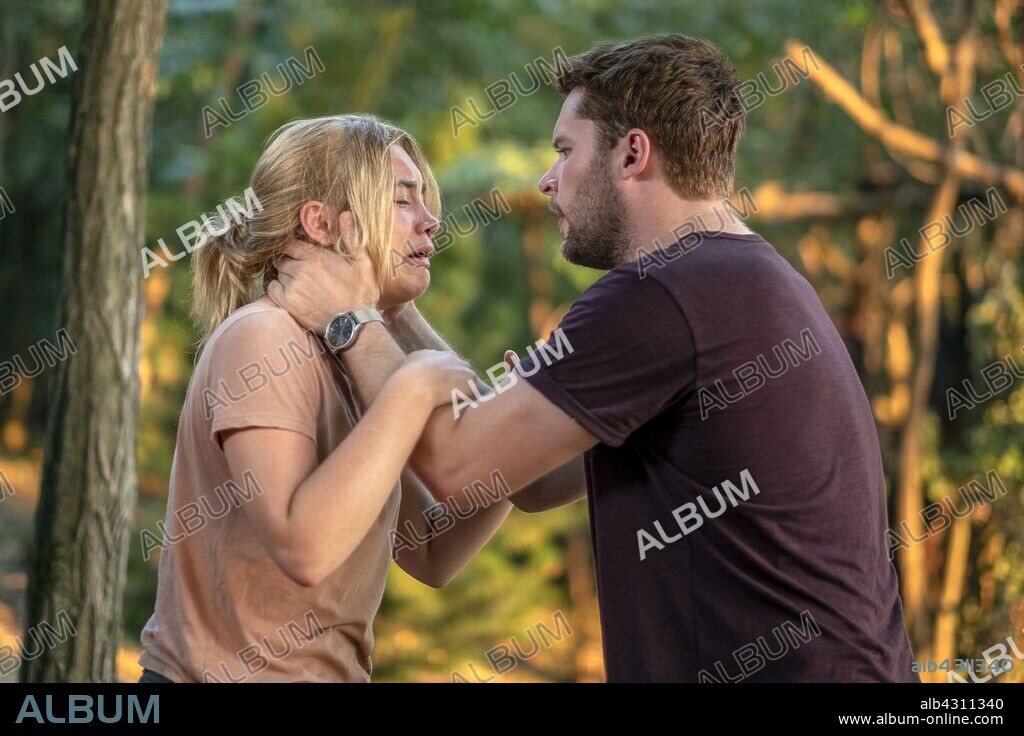 FLORENCE PUGH and JACK REYNOR in MIDSOMMAR (2019), directed by ARI ASTER. Copyright B-REEL FILMS.