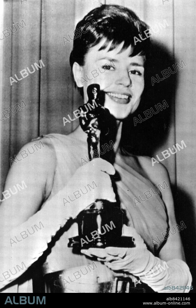 ARKIV 1962 . Harriet Andersson tar emot Oscarsstatyetten när Ingmar Bergmans film "Såsom i en spegel" valdes till årets bästa utländska film. Harriet Andersson spelade huvudrollen Karin i filmen. Foto: Reportagebild / TT / kod 37770.