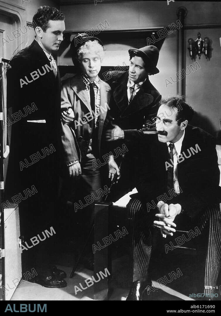 SAM WOOD. ESCENA LA PELICULA "UNA NOCHE EN LA OPERA" - 1935 -  USA 93 MINUTOS - BLANCO Y NEGRO.
