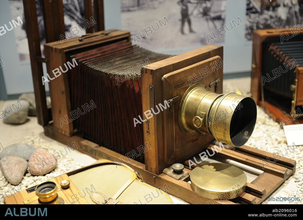 HISTORIA DE LA FOTOGRAFÍA. CAMARA ANTIGUA DE VIAJE, año 1860. Deutches Technikmuseum. Berlín. Alemania. Europa.