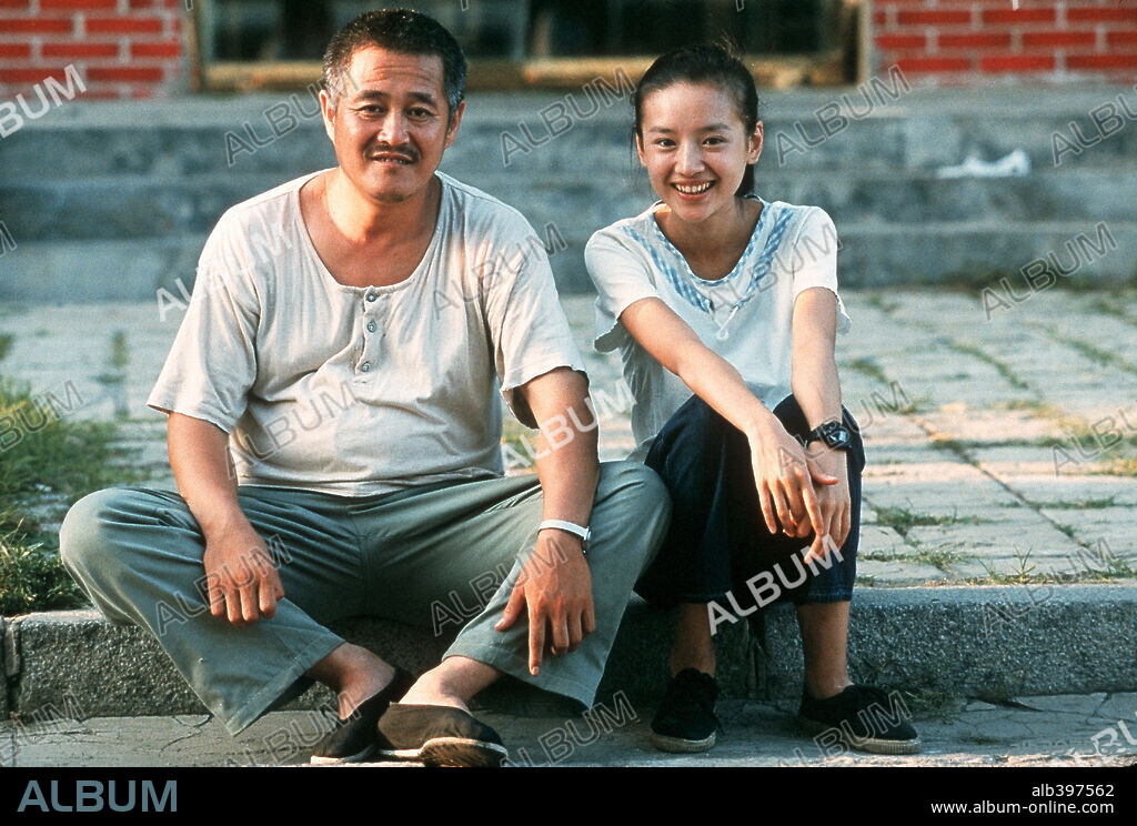 DONG JIE and ZHAO BENSHAN in HAPPY TIMES, 2000 (XINGFU SHIGUANG), directed by YIMOU ZHANG. Copyright GUANGXI FILM STUDIO/ZHUHAI ZHENRONG CO.